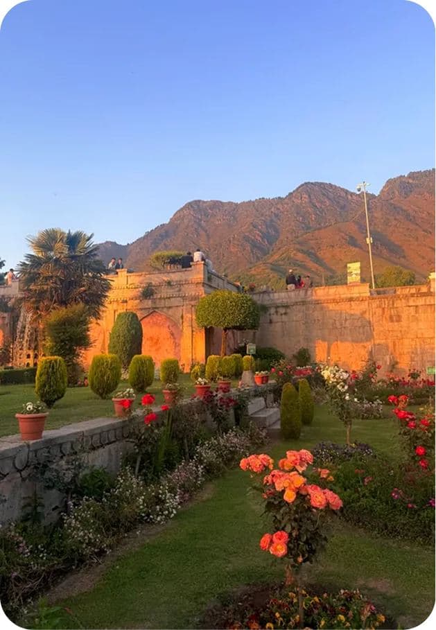 Srinagar Travel Guide: Dal Lake, Houseboats and the Old City